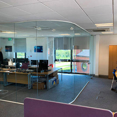 การออกแบบที่ทันสมัย กรอบแก้วหนา ผนังสํานักงานด้วยแก้วหมัก