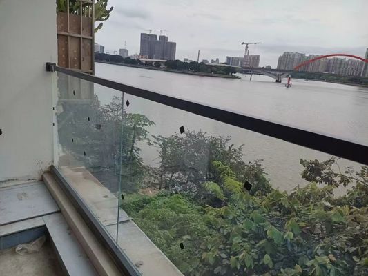 อัลลูมิเนียม U Channel Glass Railing แบบสี่เหลี่ยม
