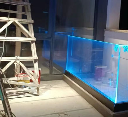 U Channel อลูมิเนียมแก้ว Balustrade กับแสง LED สําหรับระเบียงกลางแจ้ง