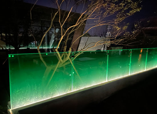 12 มิลลิเมตรบันไดฟรมไร้กระจกระเบียง Railing U Channel ด้วยแสง LED