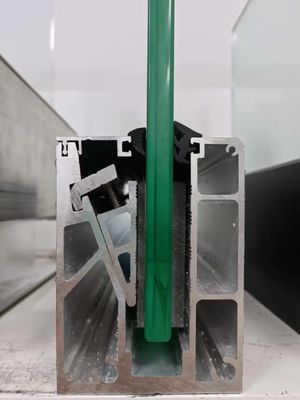 อลูมิเนียม U Channel Glass Balustrade ทนต่อสภาพอากาศสําหรับกลางแจ้ง
