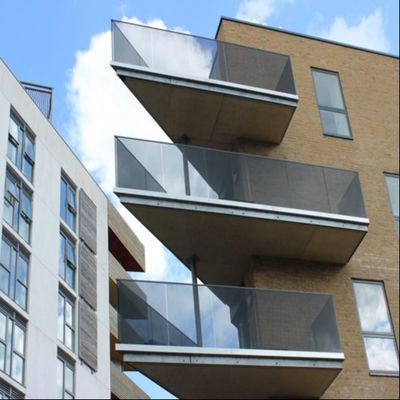 ราวกันตกกระจกเทมเปอร์ลามิเนต 8+8 มม. ทันสมัย พร้อมรางอลูมิเนียม U-Channel เพื่อความทนทาน และรับประกัน 5+ ปี