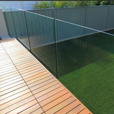 ราวบันไดกระจกไร้กรอบแบบ U Channel พร้อมไฟ LED และรับประกันมากกว่า 5 ปี