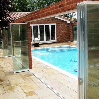 ประตูบานเลื่อนพับอลูมิเนียม กระจกนิรภัยลามิเนตใส 5+5 มม. สำหรับกั้นห้องระเบียง