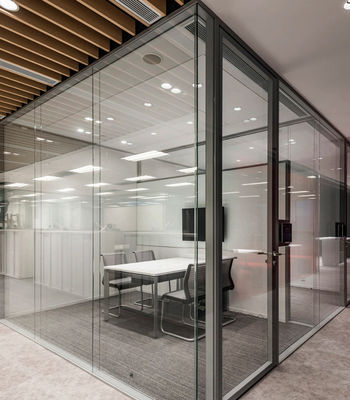 ขนาดที่กําหนดเอง ประตูสวิงอลูมิเนียม ประตูสวิงกล๊าส