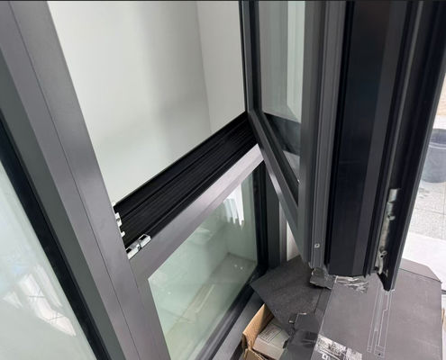 อลูมิเนียม Swing Sash หน้าต่าง Fluorocarbon Spraying ด้วยกระจก laminated