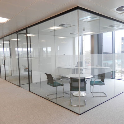 การออกแบบที่ทันสมัย ความปลอดภัย กระจกไร้กรอบ ผนังสํานักงาน