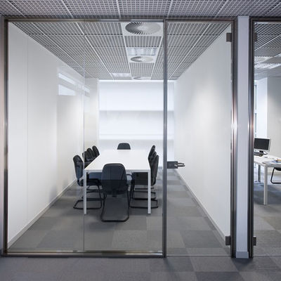 การคุ้มครองความเป็นส่วนตัว แปลงกระจกพาณิชย์ สามารถปรับแต่งได้ด้วยการออกแบบที่ทันสมัย