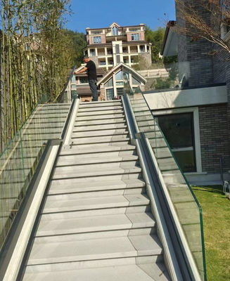 Lamel Outdoor Glass Balcony Balustrade กับอัลลูมิเนียม U Shape ช่องทาง