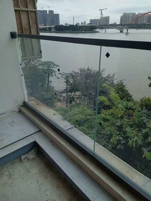 อัลลูมิเนียม U Channel Glass Railing แบบสี่เหลี่ยม