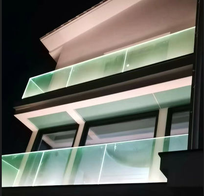 อัลลูมิเนียม U Channel Glass Railing กลางแจ้ง น้ําหนักเบาด้วยไฟ LED