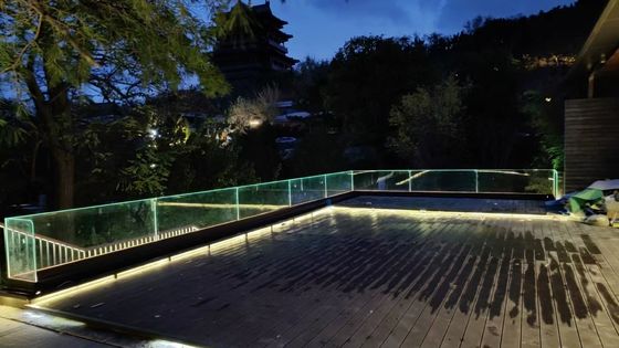 U Channel อลูมิเนียมแก้ว Balustrade กับแสง LED สําหรับระเบียงกลางแจ้ง