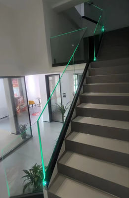 U Channel อลูมิเนียมแก้ว Balustrade กับแสง LED สําหรับระเบียงกลางแจ้ง