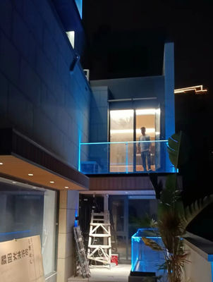 การติดตั้งง่าย อลูมิเนียม U Channel Glass Railing โมเดิร์น ด้วยแสง LED
