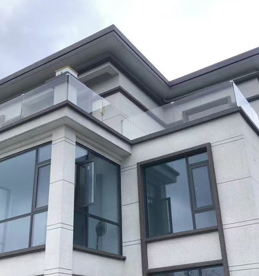 พาวเดอร์เคลือบอลูมิเนียม U Channel Glass Railing สําหรับสภาพแวดล้อมอาคาร