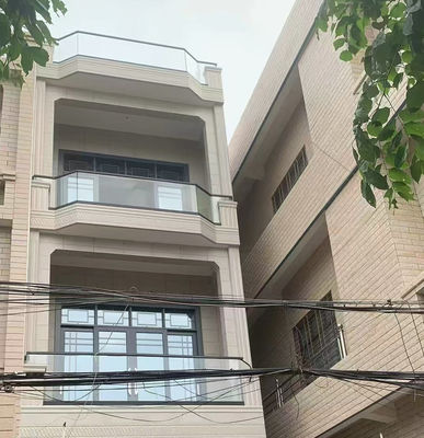 อัลลูมิเนียมคอมแพคต์ U Channel Glass Railing กันน้ํา อัลลูมิเนียมแก้ว Balustrade