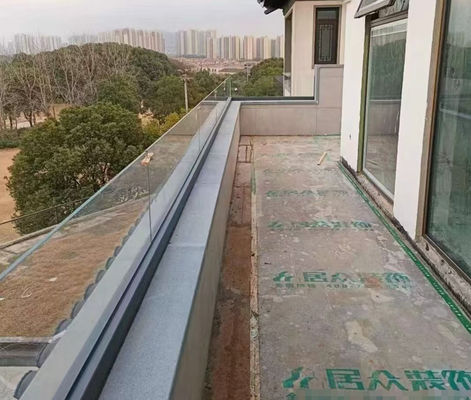 ระบบรางแก้วที่สามารถปรับแต่งได้ สําหรับรั้วภายนอกที่ปลอดภัยและทันสมัย