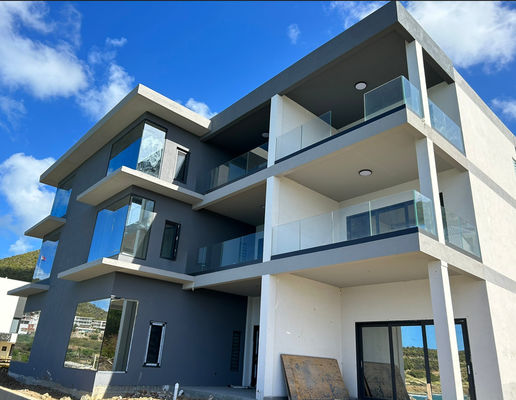 อัลลูมิเนียมดํา U Channel Glass Railing อัลลูมิเนียมมั่นคง Glass Railing