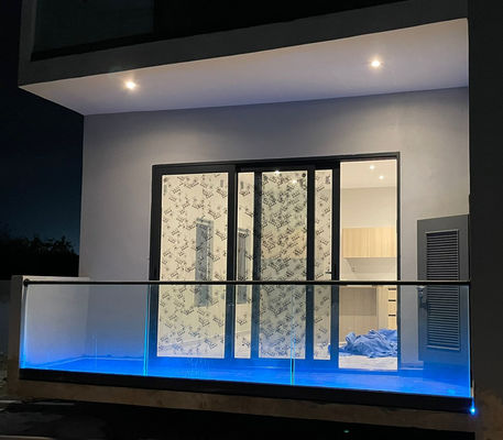 LED แสงกระจก Balustrade อลูมิเนียม รูปแบบรั้วที่ทันสมัย