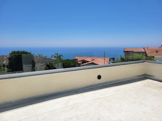 SGCC กระจกกระชับ U Channel Glass Balustrade โครงสร้างที่มั่นคง ไฟ LED