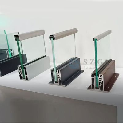SGCC กระจกกระชับ U Channel Glass Balustrade โครงสร้างที่มั่นคง ไฟ LED