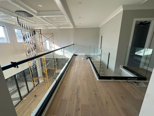 ความปลอดภัยใส อลูมิเนียม U Channel Glass Railing Powder ทับทิม อลูมิเนียม Glass Balustrade