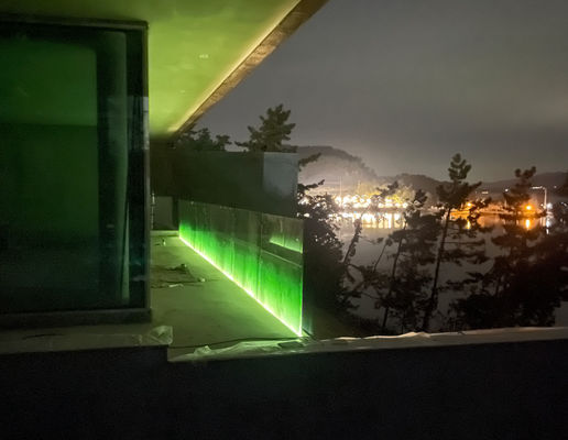 12 มิลลิเมตรบันไดฟรมไร้กระจกระเบียง Railing U Channel ด้วยแสง LED