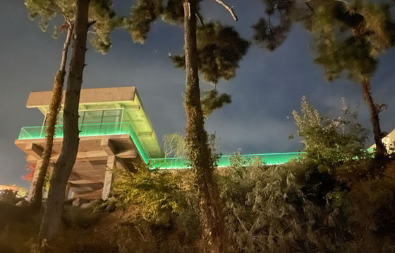 12 มิลลิเมตรบันไดฟรมไร้กระจกระเบียง Railing U Channel ด้วยแสง LED