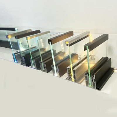 12 มิลลิเมตรบันไดฟรมไร้กระจกระเบียง Railing U Channel ด้วยแสง LED