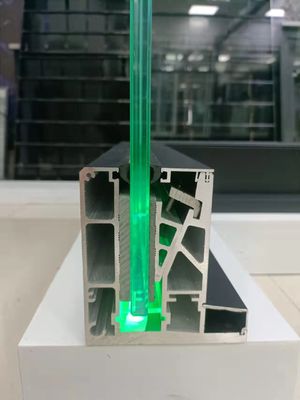 12 มิลลิเมตรบันไดฟรมไร้กระจกระเบียง Railing U Channel ด้วยแสง LED