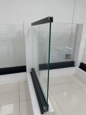 อลูมิเนียม U Channel Glass Balustrade ทนต่อสภาพอากาศสําหรับกลางแจ้ง
