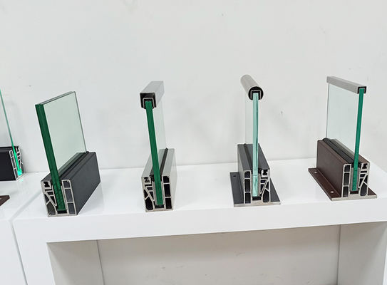 อลูมิเนียม U Channel Glass Balustrade ทนต่อสภาพอากาศสําหรับกลางแจ้ง