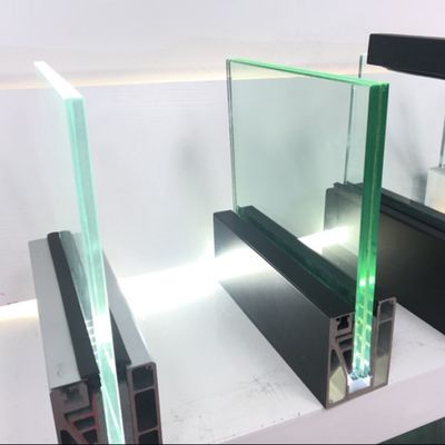 ระบบรางตัว U กระจกนิรภัย 800-1200 มม. พร้อมราวบันไดอะลูมิเนียมเพื่อความปลอดภัยและความสวยงาม