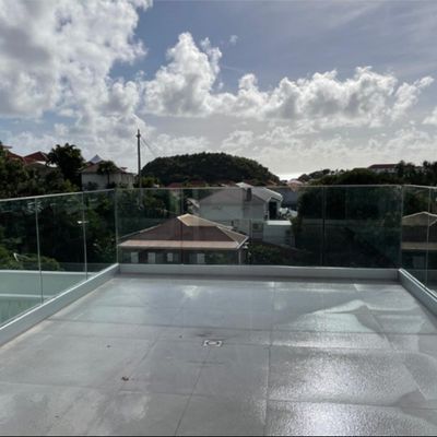 ราวบันไดกระจกไร้กรอบแบบ U Channel พร้อมไฟ LED และรับประกันมากกว่า 5 ปี