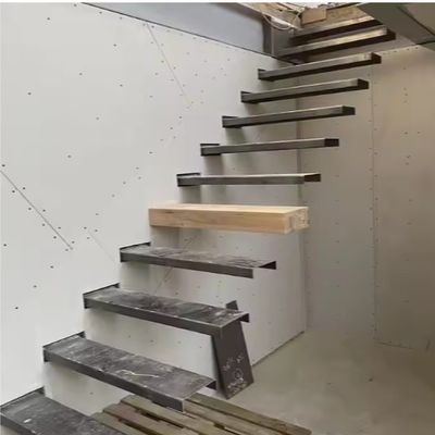 ระดับชั้นบันไดไม้ลอยภายในบ้าน ออกแบบสวยงามด้วยขอบขาว / ขาว