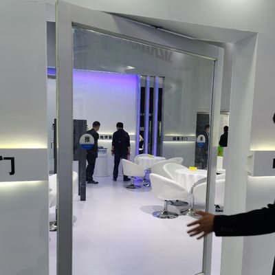 โครงกรอบอลูมิเนียมเหล็กสแตนเลส ดีไซน์หรูหรา ลายกระจกกระชับกระจกหน้าประตูสลับในขนาดที่กําหนดเองสําหรับชนิดกระจกเดียวและสอง