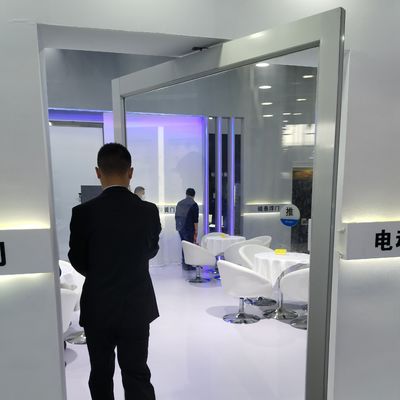 โครงกรอบอลูมิเนียมเหล็กสแตนเลส ดีไซน์หรูหรา ลายกระจกกระชับกระจกหน้าประตูสลับในขนาดที่กําหนดเองสําหรับชนิดกระจกเดียวและสอง