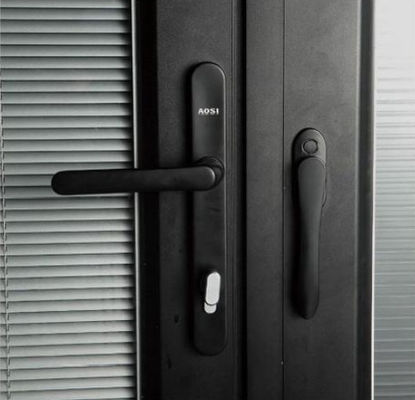 ประตูพับอัลลูมิเนียมพาณิชย์ที่มีล็อคหลายจุด มีคุณสมบัติการบํารุงรักษาและความปลอดภัยต่ํา