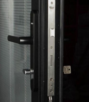 ประตูสองพับแบบแอลูมิเนียมแบบปรับแต่ง กันน้ํา มีความทนทานสูงและประหยัดพลังงาน