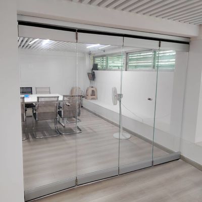 ประตูสลิมไลน์อลูมิเนียม Bifold ประตูภายในระเบียง โครงการพับสไลด์แบบ Bi-fold ประตูแก้วอลูมิเนียม