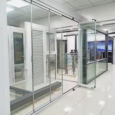 ประตูพับอลูมิเนียมพร้อมฉนวนกันเสียงที่ดี คุณภาพสูง EPDM และสารเคลือบหลุมร่องฟันซิลิโคน ติดตั้งง่าย