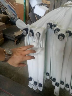 ประตูพับอลูมิเนียมพร้อมฉนวนกันเสียงที่ดี คุณภาพสูง EPDM และสารเคลือบหลุมร่องฟันซิลิโคน ติดตั้งง่าย