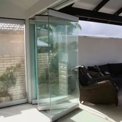 ประตูพับอลูมิเนียมพร้อมฉนวนกันเสียงที่ดี คุณภาพสูง EPDM และสารเคลือบหลุมร่องฟันซิลิโคน ติดตั้งง่าย