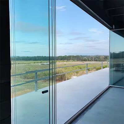 2.0 มม ความหนาของโปรไฟล์ อลูมิเนียม ไม่มีกรอบ ประตูแก้วพับสําหรับส่วนกลางภายใน