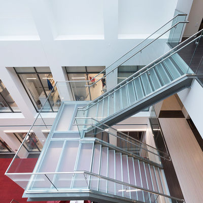 ราวบันไดกระจกพร้อมช่องโปรไฟล์อลูมิเนียมรูปตัว U พร้อมแคลมป์กระจก ราวจับบันได ราวบน