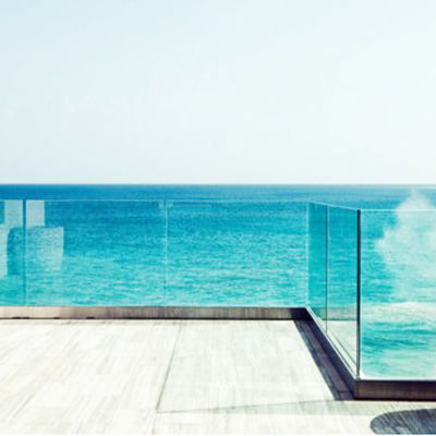 การออกแบบทันสมัย ราวกระจก U Channel ขนาด 12 มม. พร้อมกระจกนิรภัย รับประกัน 5 ปี และผิวเคลือบกันสภาพอากาศ