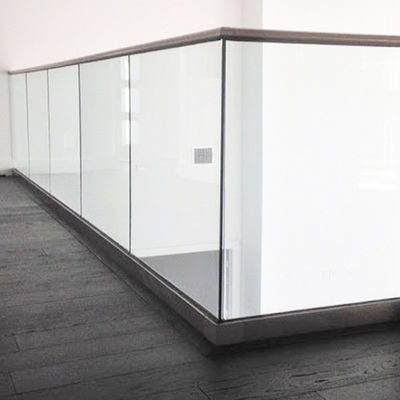 การออกแบบทันสมัย ราวกระจก U Channel ขนาด 12 มม. พร้อมกระจกนิรภัย รับประกัน 5 ปี และผิวเคลือบกันสภาพอากาศ