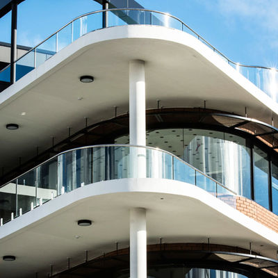 รั้วกระจก U Channel ที่สามารถปรับแต่งได้ พร้อมรับประกัน 5 ปี และกระจก laminated tempered