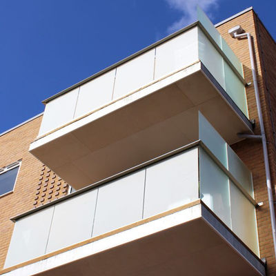 รั้วกระจก U Channel ที่สามารถปรับแต่งได้ พร้อมรับประกัน 5 ปี และกระจก laminated tempered