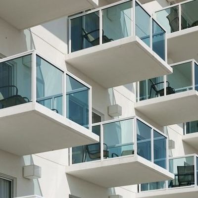 ราวบันไดกระจก U Channel แบบไร้กรอบ เคลือบสีดำแบบกำหนดเอง พร้อมราวกันตกกระจกนิรภัย 12 มม.